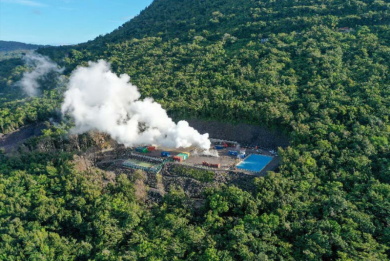 Dominica-geothermalss UK and Caribbean leaders shaking hands on clean energy partnership