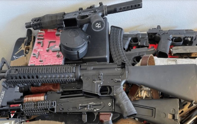 Haiti Under UN Arms Embargo: Why Are 500,000 Illegal Weapons Still in Circulation? A Haitian police officer stands guard in Port-au-Prince amid rising gun violence and illegal arms circulation.