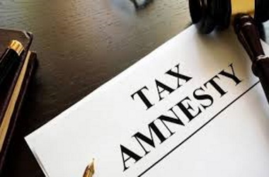 Belize Extends Tax Amnesty Deadline to December 31 Belize government official announcing tax amnesty extension at a press conference.