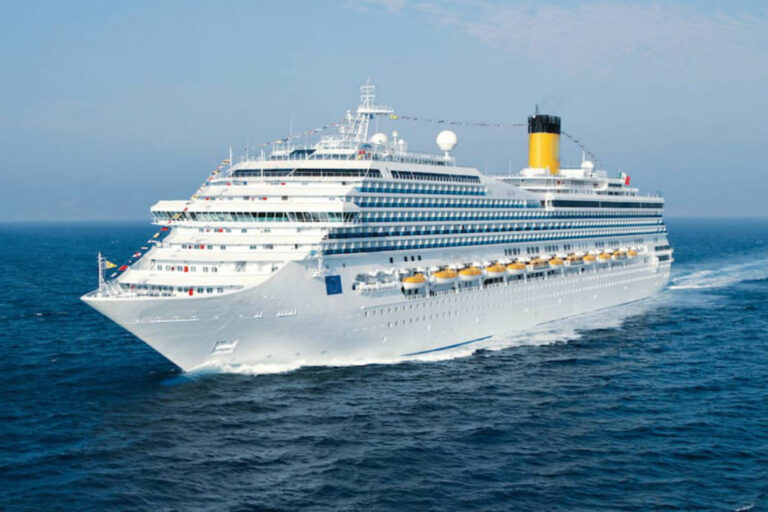 CAYMAN ISLANDS-Two cruise passengers robbed, probe underway.