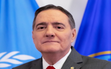 Dr.-Jarbas-Barbosa-2026 PAHO director speaking at podium with dengue prevention charts in background