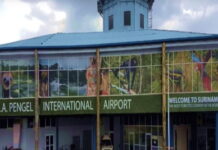 SURINAME-Air traffic controllers back on the job. Air traffic controllers at work in Suriname control tower monitors